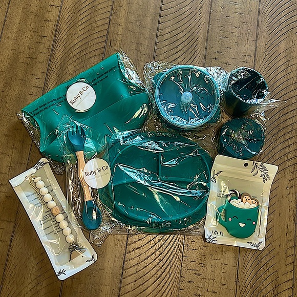 Ruby&Co Other - New Gift Set Baby Silicone Suction Plate, Pocket Bib, Suction Bowl, Cup + More
